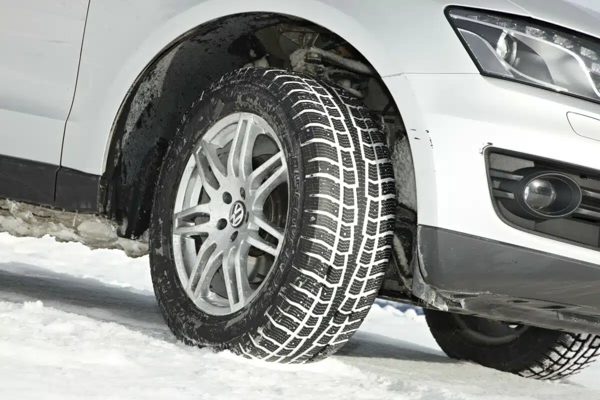 Les limites de vitesse à respecter avec des pneus hiver ce que vous devez savoir