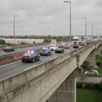 Embouteillage sur le viaduc de Calix à Caen suite à un accident sur le périphérique, véhicules arrêtés et feux de détresse allumés
