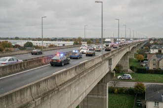 Embouteillage sur le viaduc de Calix à Caen suite à un accident sur le périphérique, véhicules arrêtés et feux de détresse allumés