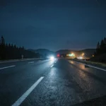 Autoroute française gratuite de nuit avec route vide s'étendant à l'horizon sous un ciel bleu nuit