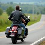 Homme et femme en moto sur route de campagne paisible