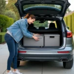 Femme dans un SUV organise des boîtes de rangement