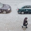 Photographie d’une rue enneigée avec des voitures sous la neige pour illustrer l’article d’Adesa sur l’entretien des pare-brises en hiver.