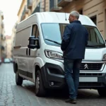 Conducteur d'un Peugeot Expert blanc garé en créneau dans une rue étroite de ville, vue latérale montrant la longueur du véhicule utilitaire