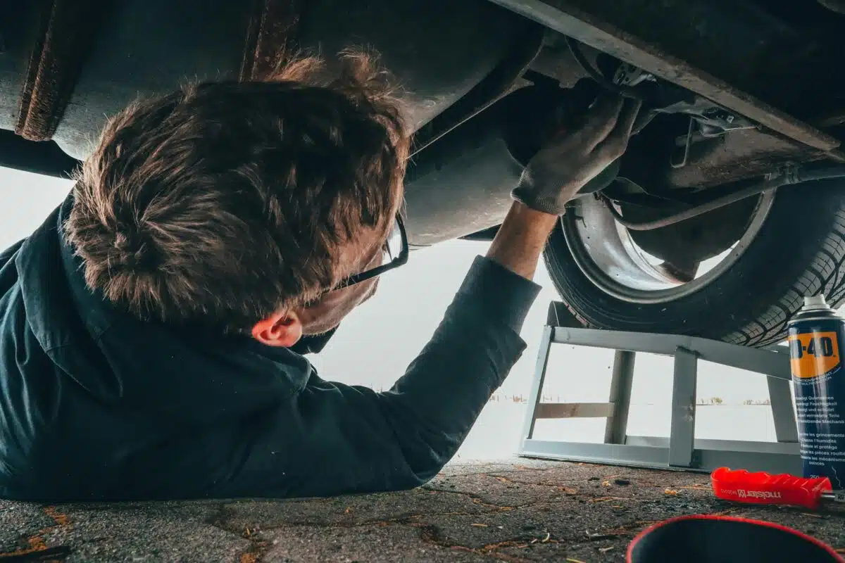 un mécanicien réparant une voiture