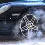 gros plan sur la roue d'une voiture