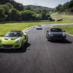 plusieurs voitures sportives sur un circuit