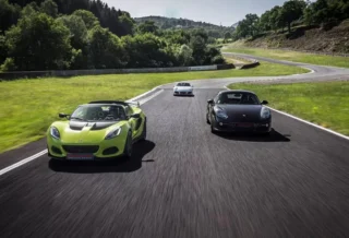plusieurs voitures sportives sur un circuit