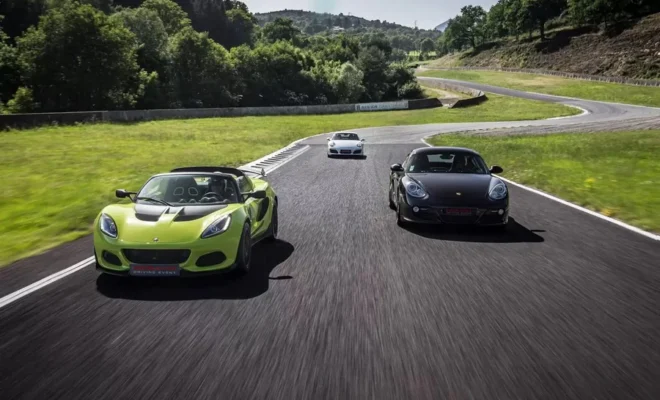plusieurs voitures sportives sur un circuit