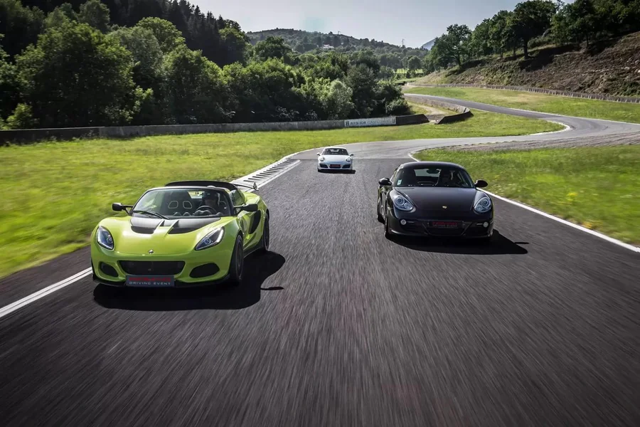 plusieurs voitures sportives sur un circuit